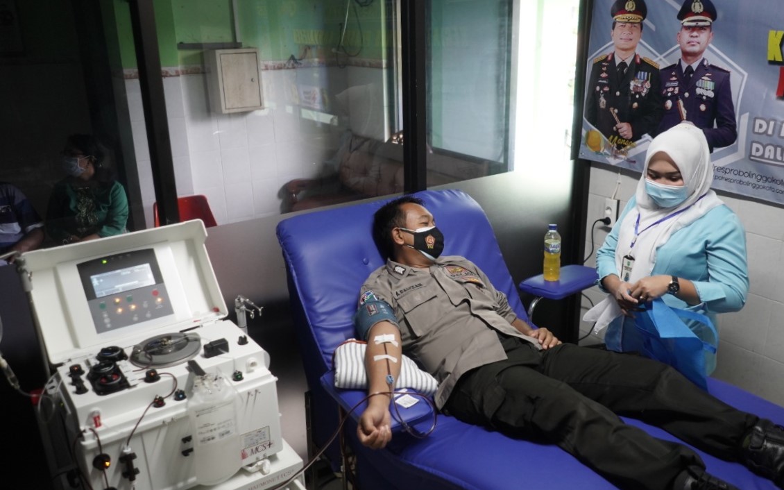 Anggota Polresta Probolinggo, Bripka Achmad Fauzau sedang donor darah konvalesen di RSUD dr. Mohamad Saleh. (Foto: Ikhsan Mahmudi/Ngopibareng.id)