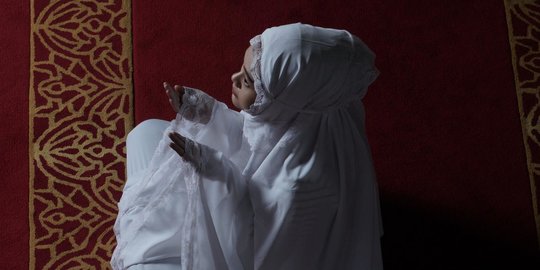 Seorang Muslimah sedang berdoa. (Foto: Istimewa)