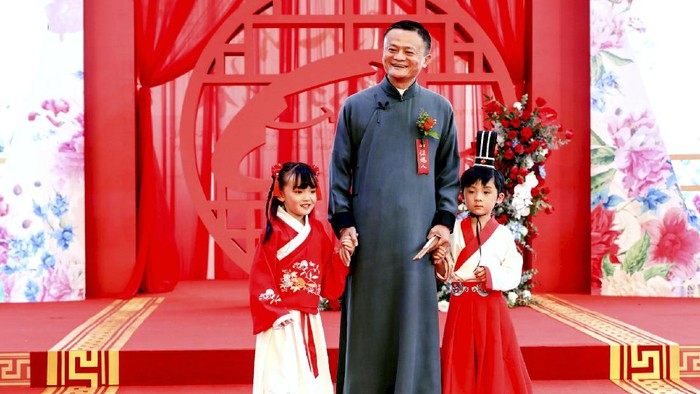 Pendiri kelompok usaha Alibaba, Jack Ma dan dua putrinya, berbusana khas China. (Foto: afp)