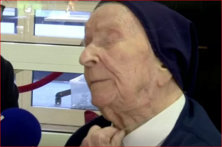 Orang tertua di dunia, Lucile Randon yang berusia 117 tahun, juga dikenal sebagai Suster Andre, yang selamat dari COVID-19, dalam wawancara di Toulon, Prancis, 9 Februari 2021(via REUTERS)