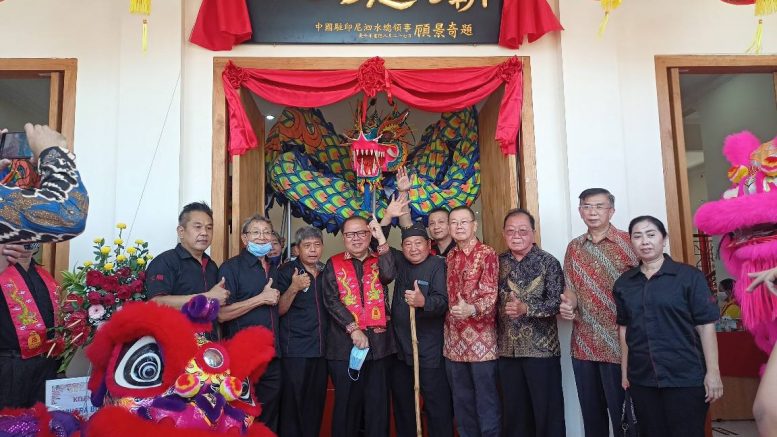 Bunshu Bingky Irawan, anggota presidium Majelis Tinggi Agama Khonghucu Indonesia (MATAKIN), bersama anggotanya. (Foto: Istimewa)