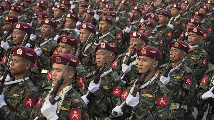 Pasukan militer Myanmar, selalu berjaga-jaga dan unjuk kekuatan di depan rakyatnya. (Foto: bbc)