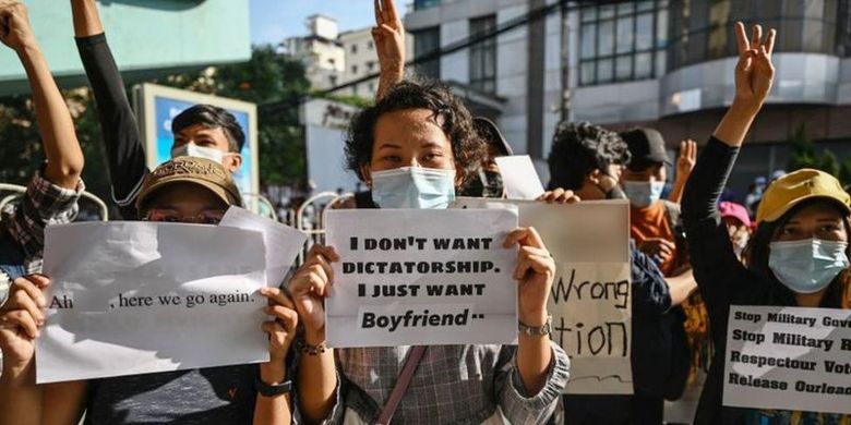 Di antara bentuk aksi unjuk rasa menolak kudeta militer di Myanmar. (Foto: afp)