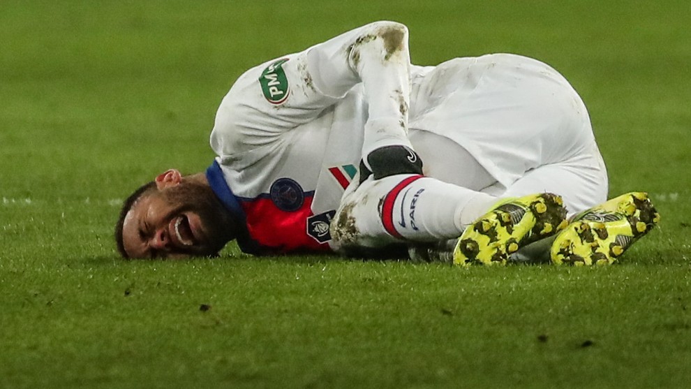Neymar meringis kesakitan setelah mendapat tekel keras dari pemain Caen, Steeve Yago. (Foto:  