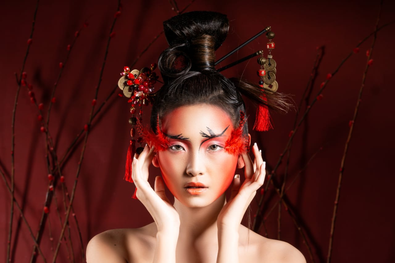 Makeup look spesial Imlek ala MUA Rona Tjandra yang terinspirasi dari kerbau hingga ayam jago. (Foto: istimewa)
