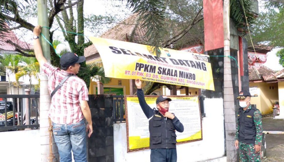 Babinsa bersama warga mendirikan Posko PPKM untuk mendukung pelaksanaan PPKM Mikro (Foto: Istimewa)