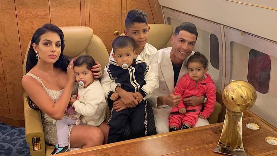 Cristiano Ronaldo bersama pacar, Georgina Rodriguez dan keempat anaknya. (Foto: Instagram)