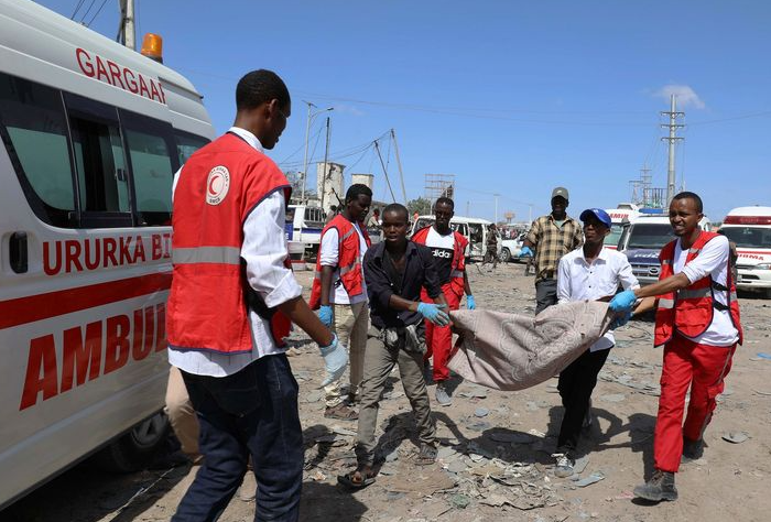 Ilustrasi evakuasi korban bom di Somalia. (Foto: AFP)