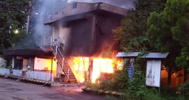 Gudang di eks-pabrik PT Kertas Keces (Persero) di Kecamatan Leces, Kabupaten Probolinggo terbakar. (Foto: Ikhsan Mahmudi/Ngopibareng.id)