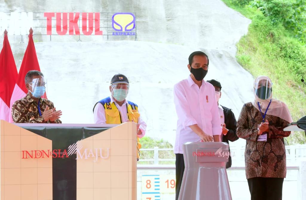 Presiden Jokowi meresmikan Bendungan Tukul di Pacitan, Jawa Timur. (Foto: Setpres)