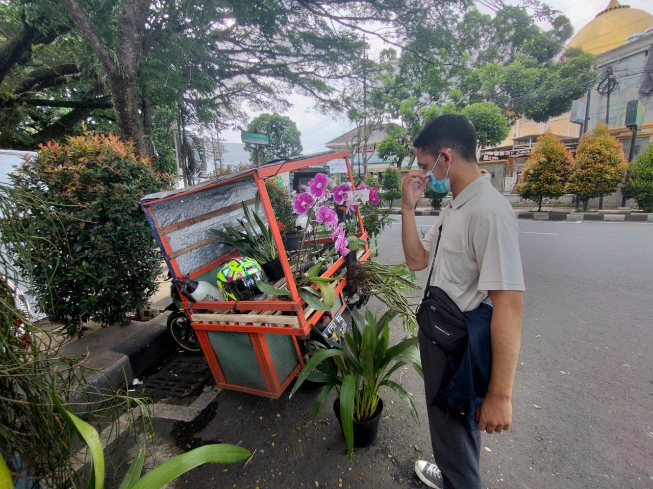 Salah satu pembeli bunga di Jalan Kahuripan, Klojen, Kota Malang (Foto: Lalu Theo/Ngopibareng.id)
