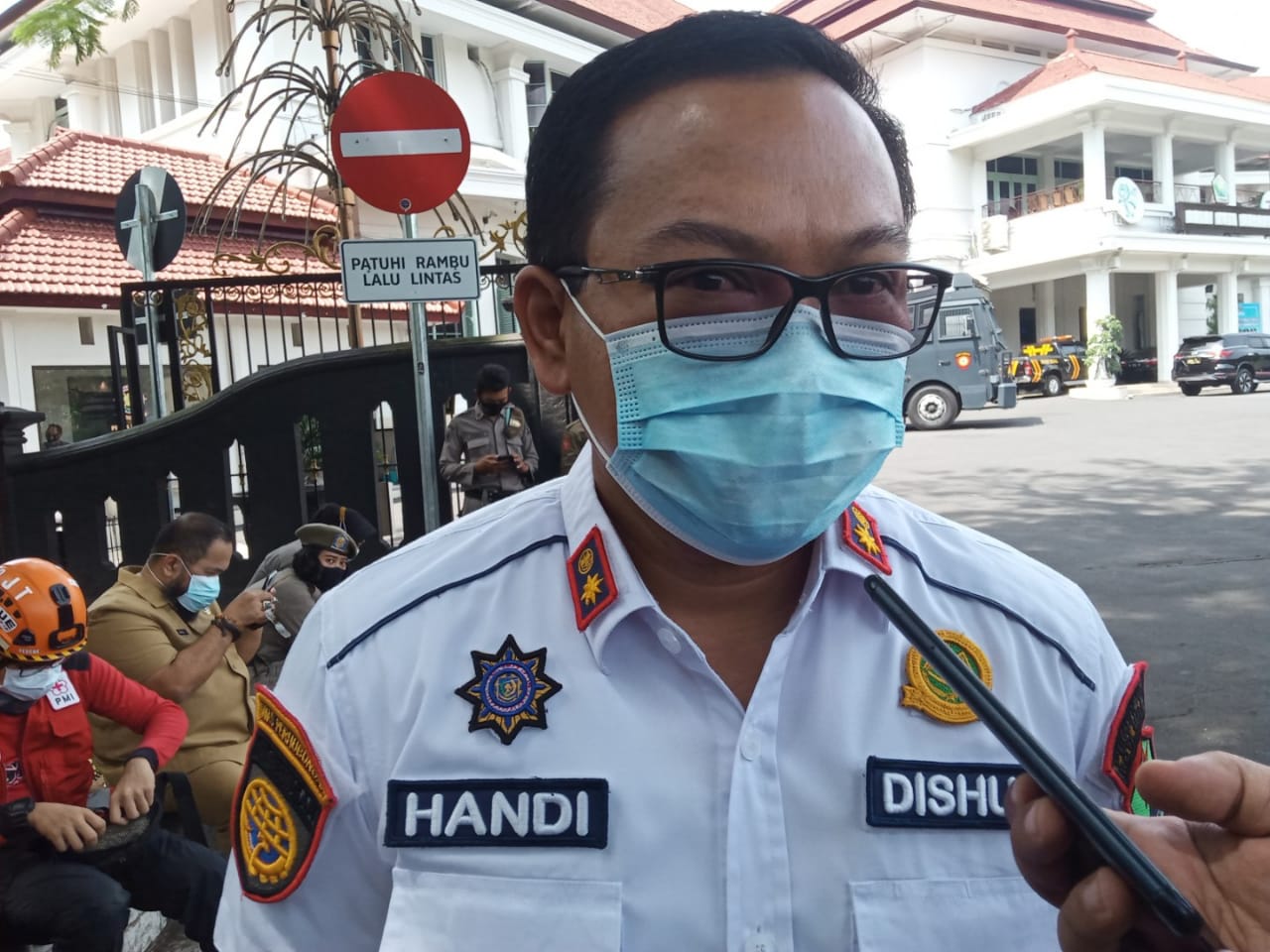 Plt Kepala Dishub Kota Malang, Handi Priyanto saat ditemui di depan Balai Kota Malang (Foto: Lalu Theo/ngopibareng.id)
