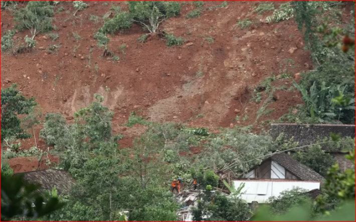 Kondisi longsor di Desa Ngetos, Nganjuk, Jawa Timur, Senin (15/2/2021). Longsor yang terjadi saat hujan deras tersebut mengakibatkan 16 orang hilang, lima orang telah ditemukan dengan dua diantaranya meninggal dunia. (Foto: Antara/Prasetia Fauzani)