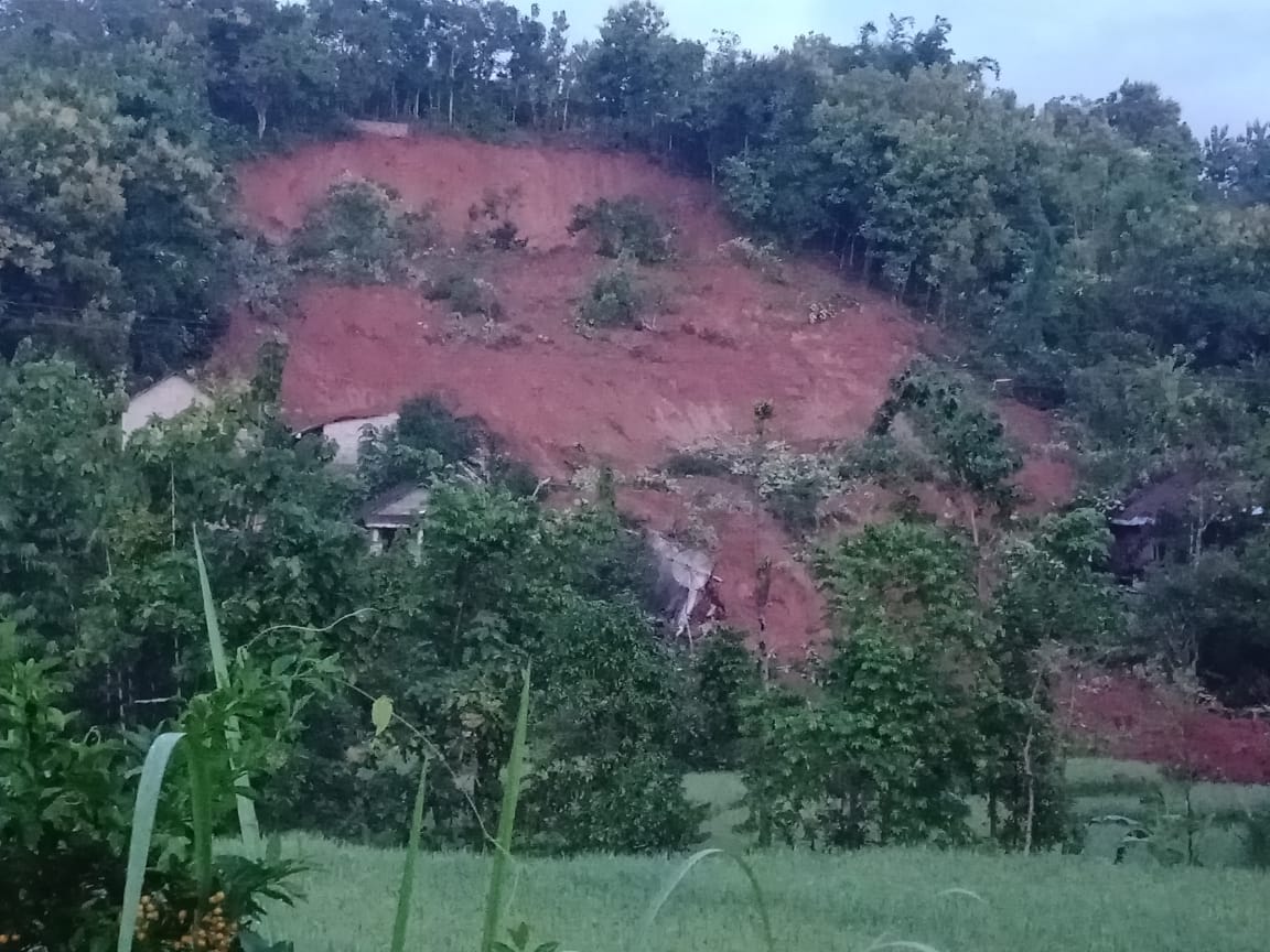Lokasi longsor di Dusun Selopuro, Desa/Kecamatan Ngetos, Kabupaten Nganjuk. (Foto: Fendhy Plesmana/Ngopibareng.id) 