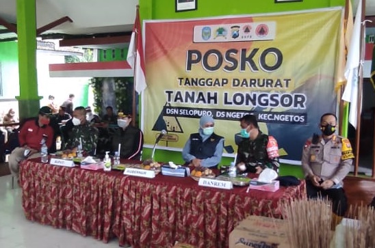 Gubernur Jawa Timur, Khofifah Indar Parawansa saat meninjau lokasi longsor di Nganjuk. (Foto: Fendhy Plesmana/Ngopibareng.id)