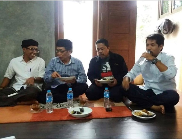 Jalaluddin Rakhmat (dua dari kiri) bersama Hawe Setiawan (kiri) dan Asep Salahudin di Bandung. (Foto: aku fb hawe setiawan)