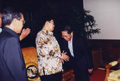 Presiden KH Abdurrahman Wahid saat meresmikan berdirinya Ikatan Jemaah Ahlul Bait Indonesia (IJABI) di Istana Negara, Jakarta, awal Juli 2000. (Foto:dok-Ijabi)
