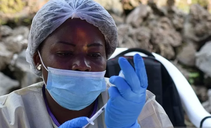 Seorang petugas kesehatan Kongo menyiapkan pemberian vaksin Ebola pada seorang pria terinfeksi di Pusat Kesehatan Himbi di Goma, Republik Demokratik Kongo, (17/7/2019). (Foto: Antara/Reuters/Olivia Acland/aa)