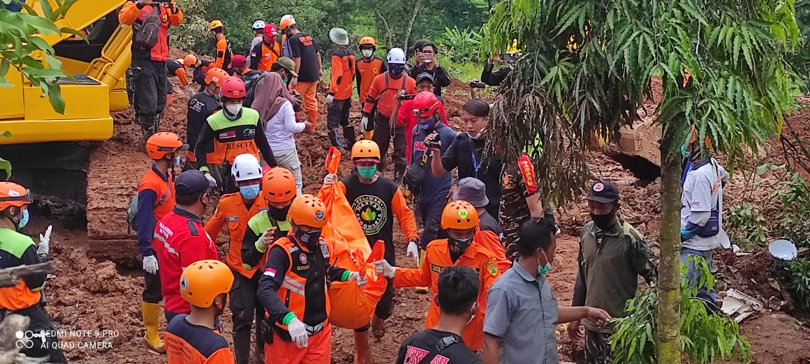 Proses evakuasi dua jenazah yang ditemukan tim Basarnas di bencana longsor Nganjuk. (Foto: Fendhy Plesmana/Ngopibareng.id)
