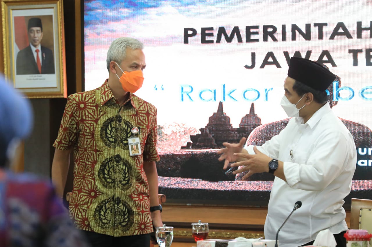 Gubernur Jawa Tengah Ganjar Pranowo sedang berdialog dengan wakilnya, Taj Yasin. (Foto: Dok. Pemprov Jateng)