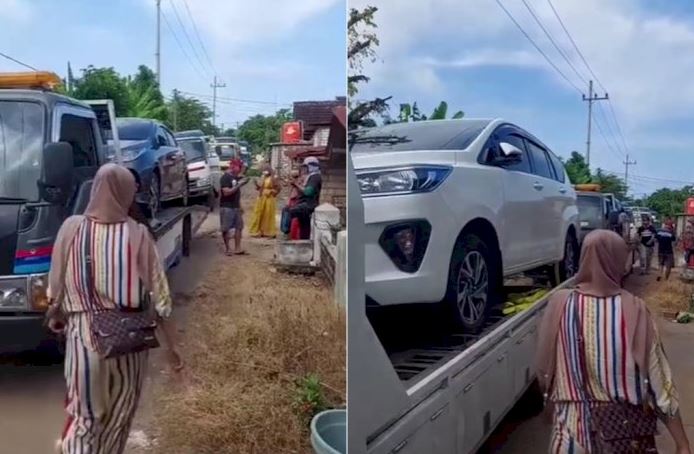 Warga Desa Sumurgeneng, Tuban, memborong mobil baru dan second usai tanah miliknya diborong Pertamina. (Foto: TikTok @rizkii.02)