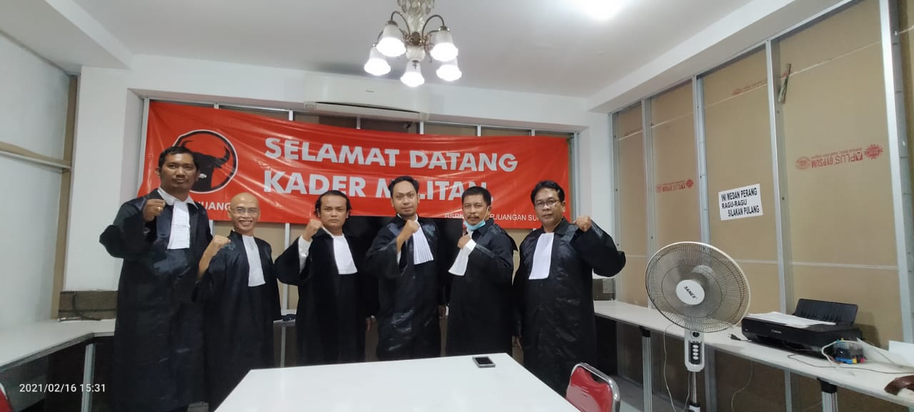 Tim kuasa hukum PDI Perjuangan Surabaya ketika mengikuti sidang keputusan MK terkait Pilwali Surabaya. (Foto: PDI Perjuangan)