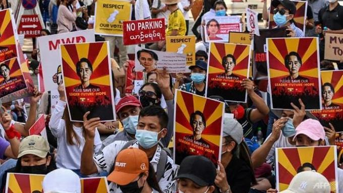 Para pengunjuk rasa anti-kudeta militer di Myanmar, menerima kekerasan dari aparat. (Foto: the guardian)