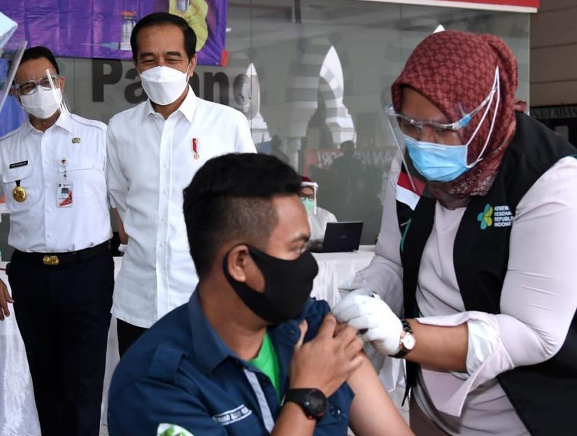 Presiden Jokowi didampingi Gubernur Anies Baswedan meninjau vaksinasi pedagang di Pasar Tanah Abang, Rabu, 17 Feberuari 2021. (Foto: Setpres)