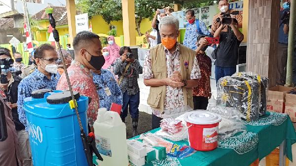 Ganjar Pranowo saat meninjau proses vaksinasi di Rumah sakit Umum Daerah Kalisari, Kabupaten Batang, Rabu, 17 Februari 2021. (Foto: Dok Prov Jateng)