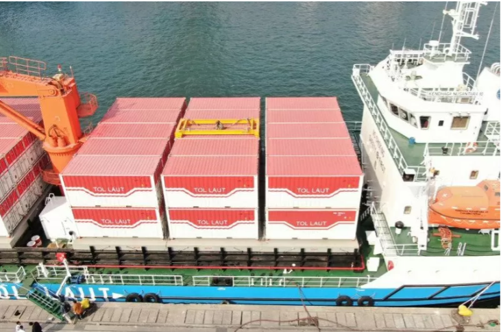 Ilustrasi bongkar muat logistik di kapal.