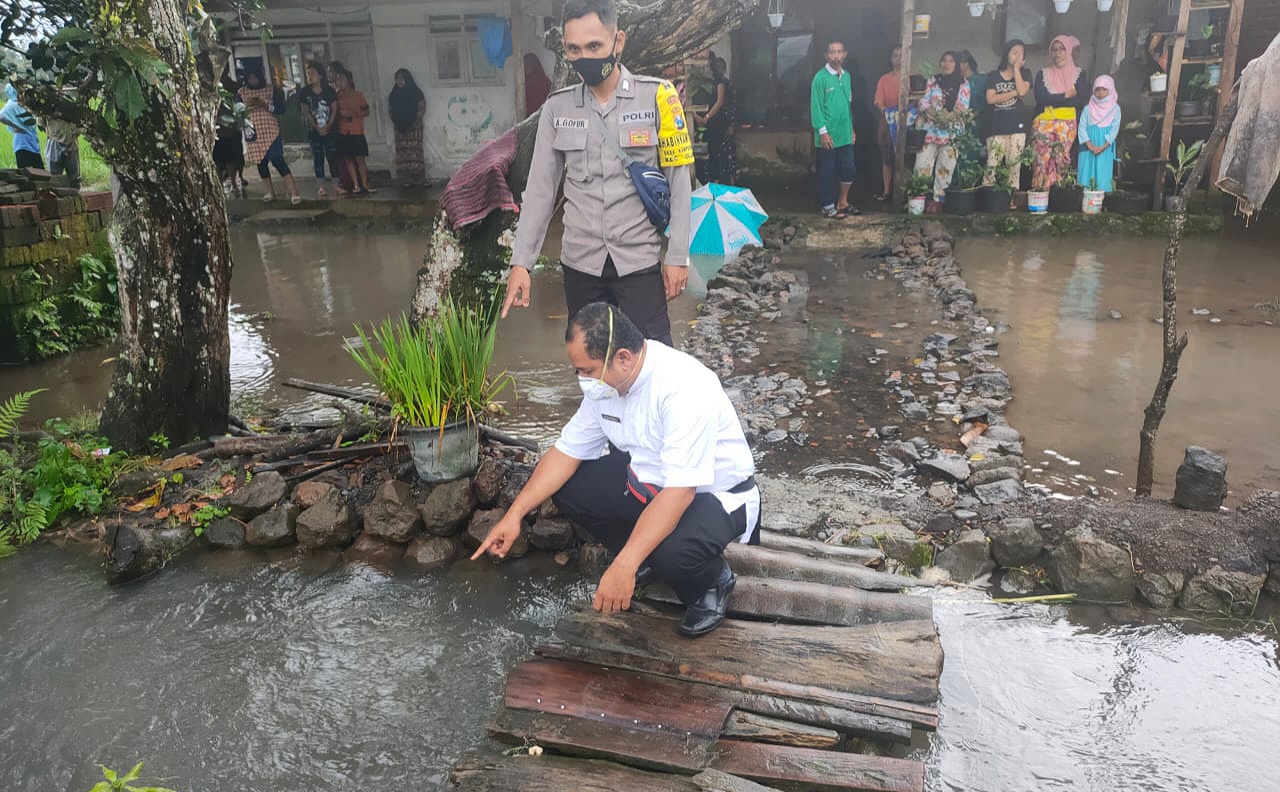 Petugas kepolisian mengecek saluran air lokasi korban tenggelam, Rabu 17 Februari 2021. (Foto: Istimewa)