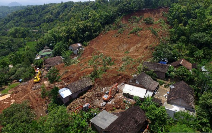 Foto udara suasana pencarian korban tanah longsor di Ngetos, Nganjuk, Jawa Timur, Selasa (16/2/2021). (Foto: Antara/Zabur Karuru)