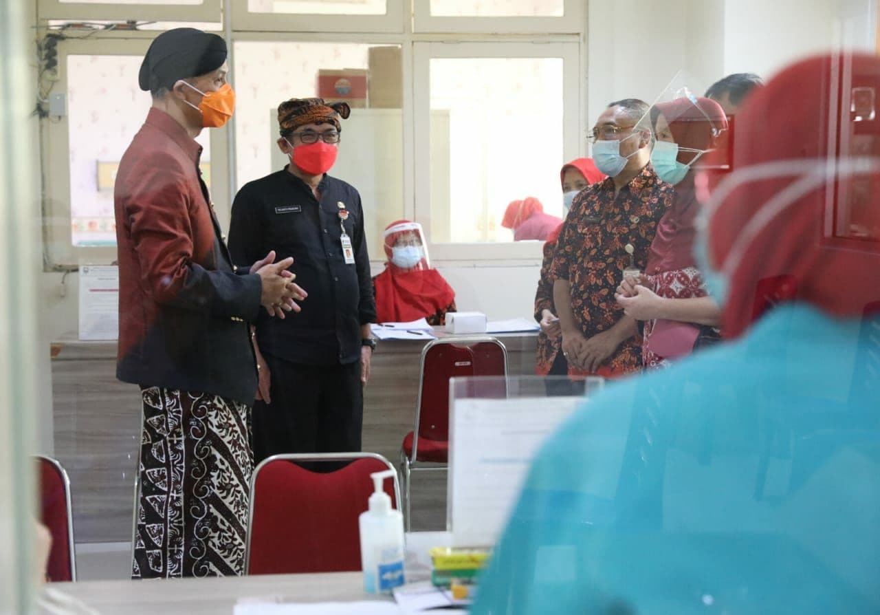 Gubernur Jawa Tengah Ganjar Pranowo meminta agar Babinsa dan Babinkamtibmas melakukan pelacakan sedikitnya 15 kontak erat, dari setiap kasus positif. (Foto: Istimewa)