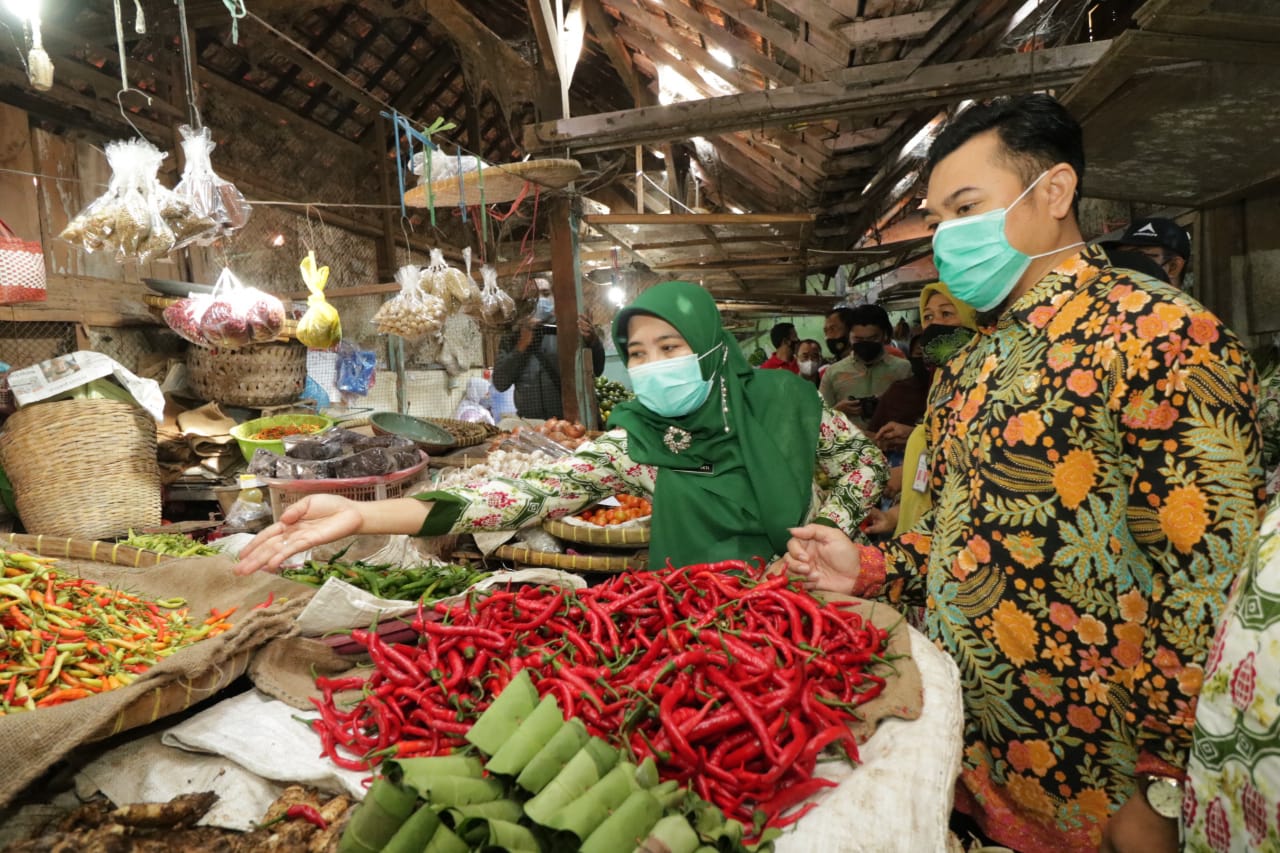 Satgas Pangan Kota Probolinggo saat menyidak Pasar Baru untuk memantau harga cabai rawit. (Foto: Ikhsan Mahmudi/Ngopibareng.id)