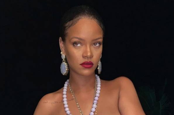 Penyanyi Rihanna promosi lingerie pakai kalung liontin gambar Ganesha. (Foto: Instagram/Twitter)