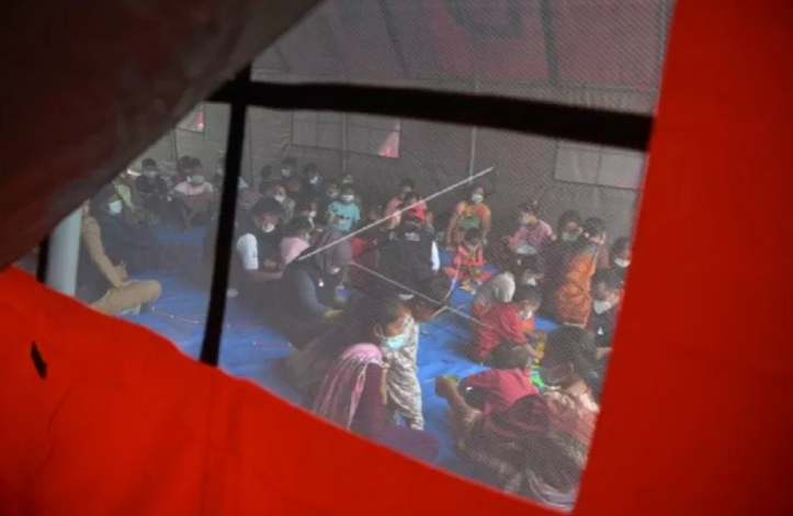 Sejumlah anak pengungsi tanah longsor didampingi orang tuanya bermain bersama relawan di dalam tenda pengungsian di kawasan SDN 3 Ngetos, Nganjuk, Jawa Timur, Selasa (16/2/2021). Sedikitnya 141 warga terdampak tanah longsor mengungsi di tempat tersebut. (Foto: Antara/Zabur Karuru)