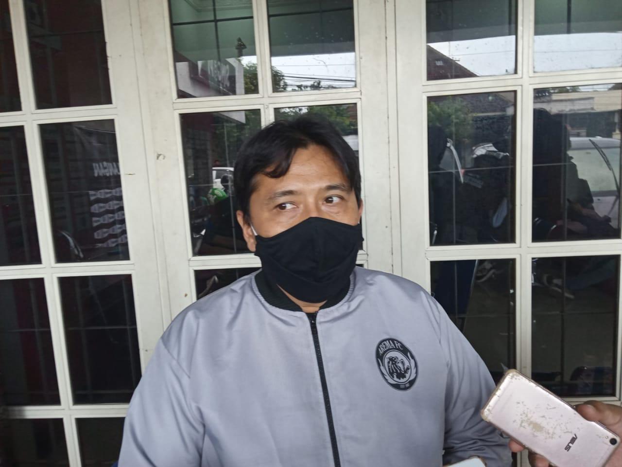 Media Officer Arema FC, Sudarmaji, saat berada di Kantor Arema FC. (Foto: Lalu Theo/Ngopibareng.id)