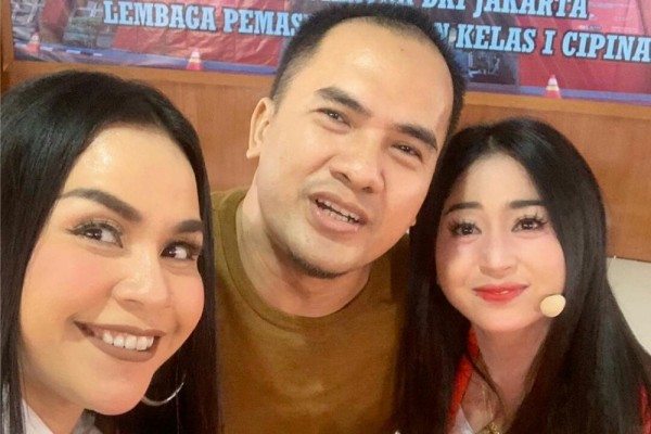 Pedangdut Saipul Jamil saat dikunjungi mantan istrinya, Dewi Persik, dan Melanie Ricardo. (Foto: Instagram)