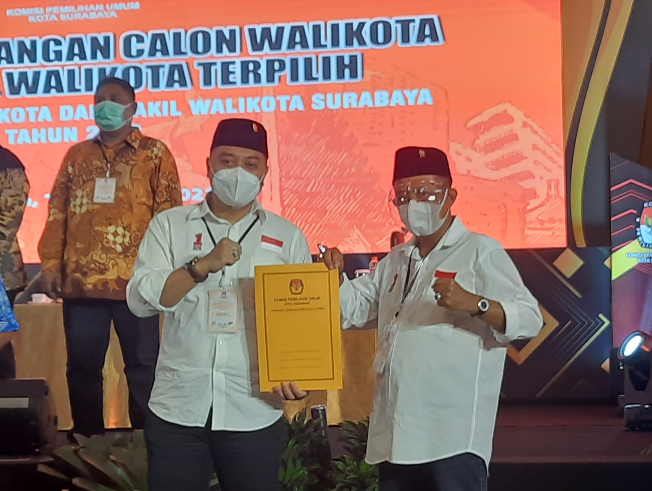 Eri cahyadi dan Armuji dalam acara penetapan pemenang Pilwali oleh KPU Surabaya. (Foto: Alief Sambogo/Ngopibareng.id)