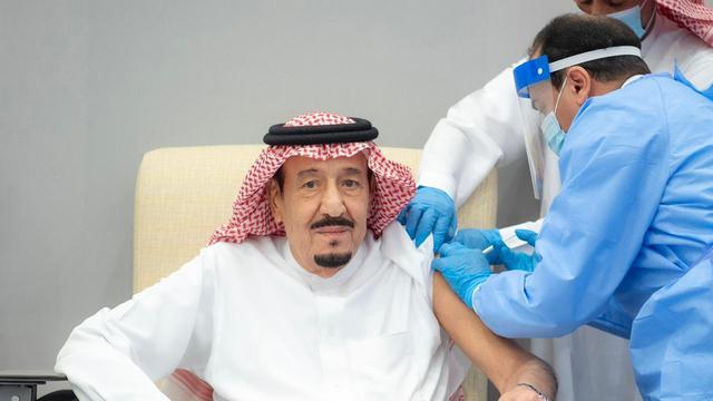 Raja Salman dari Arab Saudi saat vaksinasi Covid-19. (Foto: antara)