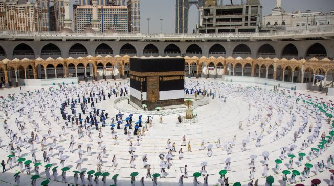 Jamaah umrah saat melaksanakan ibadah di Baitullah, Makkah. (Foto: kemenag)