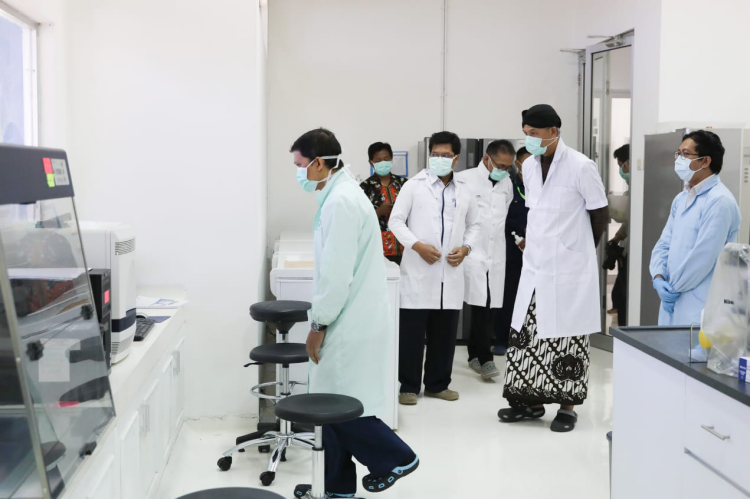GUBERNUR Jateng Ganjar Pranowo meninjau laboratorium RSUP dr Kariadi Semarang yang sedang menguji Vaksin Nusantara. (VIVI-HUMAS PEMPROV JATENG)