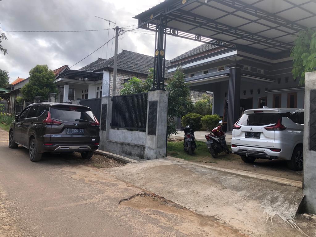 Salah satu warga desa Sumurgeneng yang miliki dua mobil sekaligus. Satu terparkir di jalan raya, satu di garasi. (Foto: Andhi/Ngopibareng.id)  