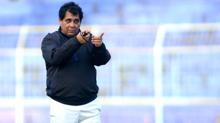 Mantan Pelatih Kepala Arema FC, Carlos Oliveira saat memimpin latihan Singo Edan (Instagram: @aremafcofficial)