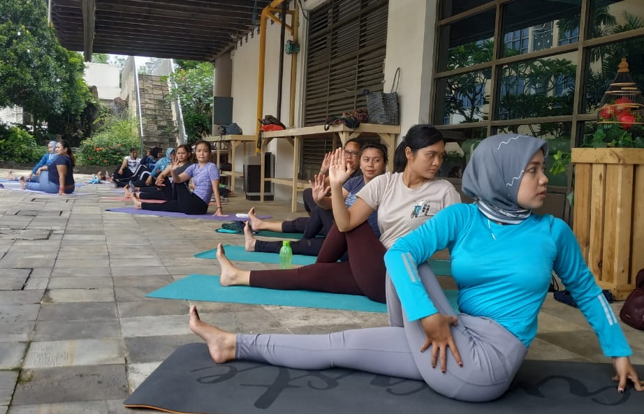 Salah satu gerakan hatha yoga untuk melatih fleksibilitas tubuh. (Foto: Istimewa)