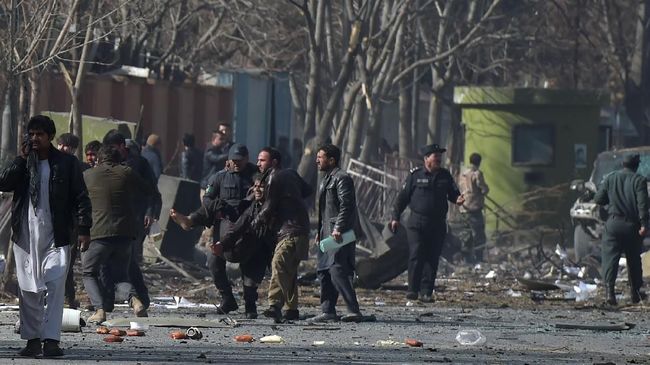 Para petugas sedang membersihkan sisa-sisa ledakan di Afghanistan. (Foto: afp)