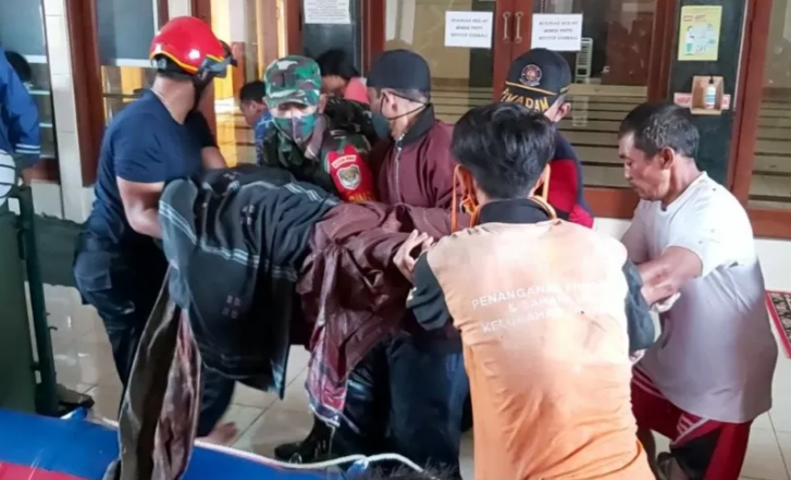 Petugas Damkar Jakarta Selatan mengevakuasi seorang warga lanjut usia yang meninggal dunia karena terkunci di dalam rumahnya saat banjir melanda pemukiman Jatipadang, Jakarta Selatan, Sabtu (20/2/2021). (Foto: Antara/Damkar Jakarta Selatan)