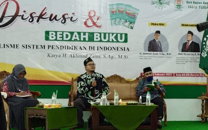 Diskusi buku “Dualisme Sistem Pendidikan di Indonesia”, di IAINU Tuban pada Sabtu 20 Februari 2021. (Foto: Akhmad Zaini)