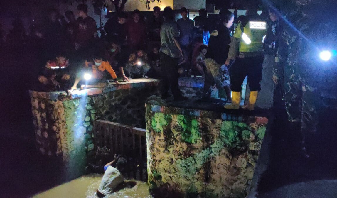 Petugas bersama warga masih melakukan pencarian pada korban dengan menyisir Sungai Bagong (foto:istimewa)
