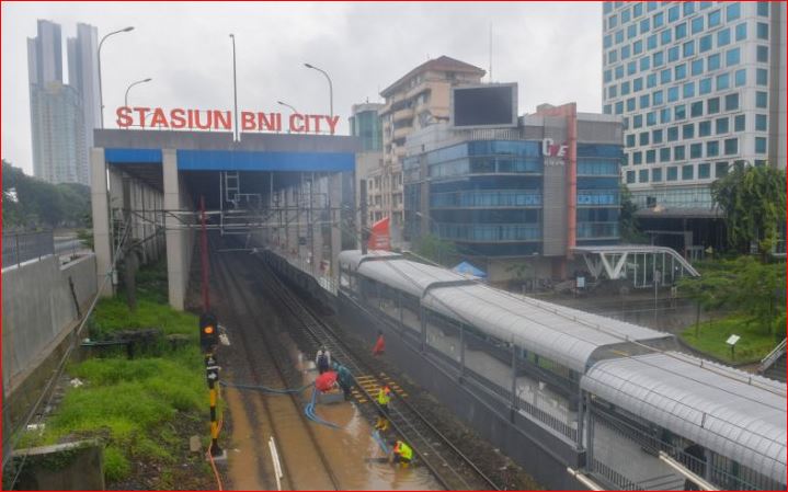 Sejumlah petugas menyedot air dengan pompa yang merendam rel kereta api di Stasiun BNI City, Jakarta, Selasa (25/2/2020). Akibat intensitas hujan yang tinggi seSejak Senin 24 Februari 2020 dini hari, sejumlah daerah di Jakarta terendam banjir. (Foto: Antara/M Risyal Hidayat)